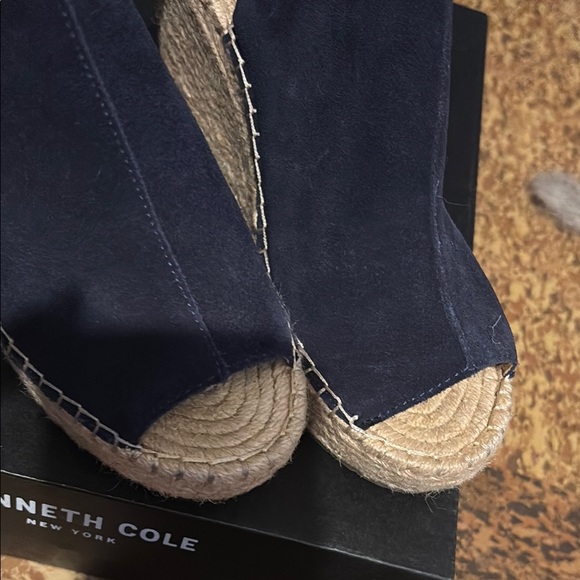 Kenneth Cole Navy Wedge Sandals. Size 7.5 preloved - Picture 4 of 16